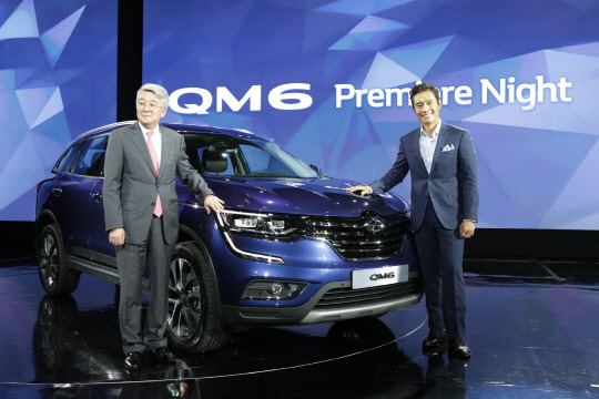 박동훈 르노삼성자동차 사장(왼쪽)과 배우 이병헌이 지난 2일 그랜드 인터컨티넨탈 서울 파르나스 호텔에서 열린 QM6 프리미어 나이트에서 기념 촬영을 진행하고 있다. <르노삼성자동차 제공>